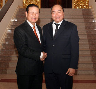 ຮອງນາຍົກລັດຖະມົນຕີລາວ ພົບປະເຈລະຈາກັບຮອງນາຍົກລັດຖະມົນຕີ ຫວຽດນາມ